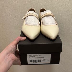 NWT TUCKERNUCK IVORY MARY JANES, 7.5